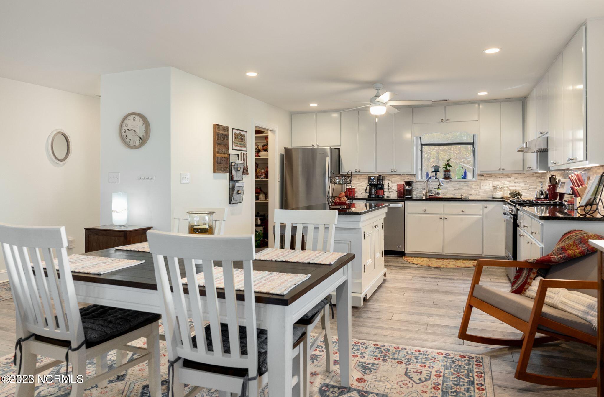 108 Bowline Road New Bern, NC 28562 - Photo 18 of 62 Kitchen / Dining