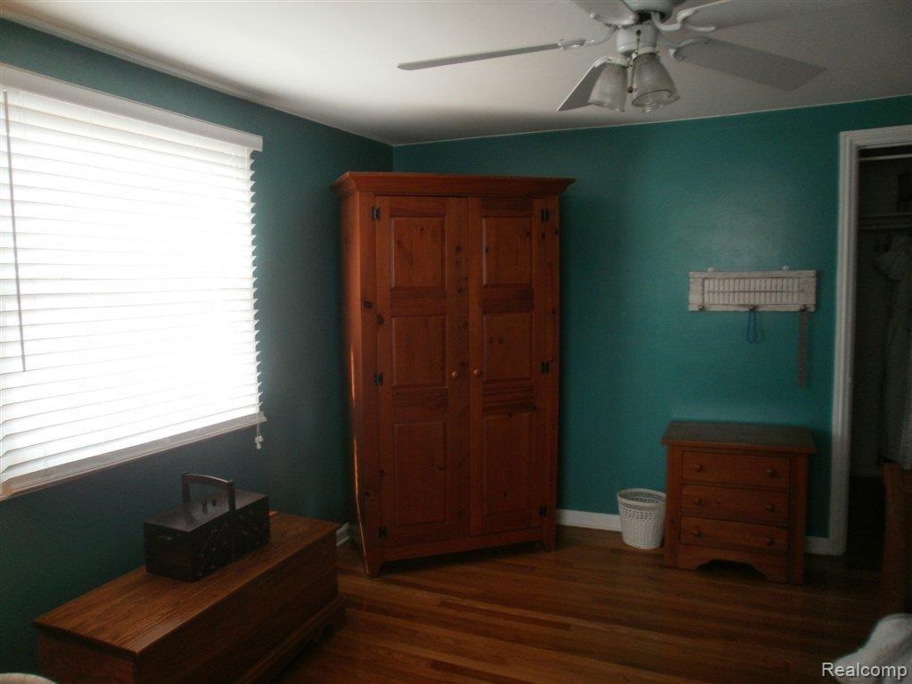 800 Lone Tree Road Highland, MI 48357 - Photo 11 of 18 Upstairs bedroom 1