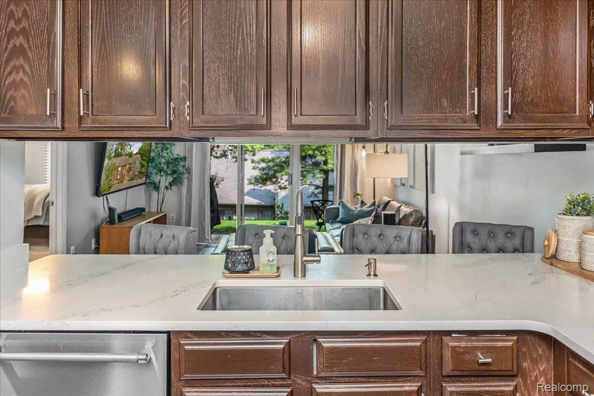 906 Ridge Court, Unit 124 Brighton, MI 48116 - Photo 4 of 27 Gallery Image 4