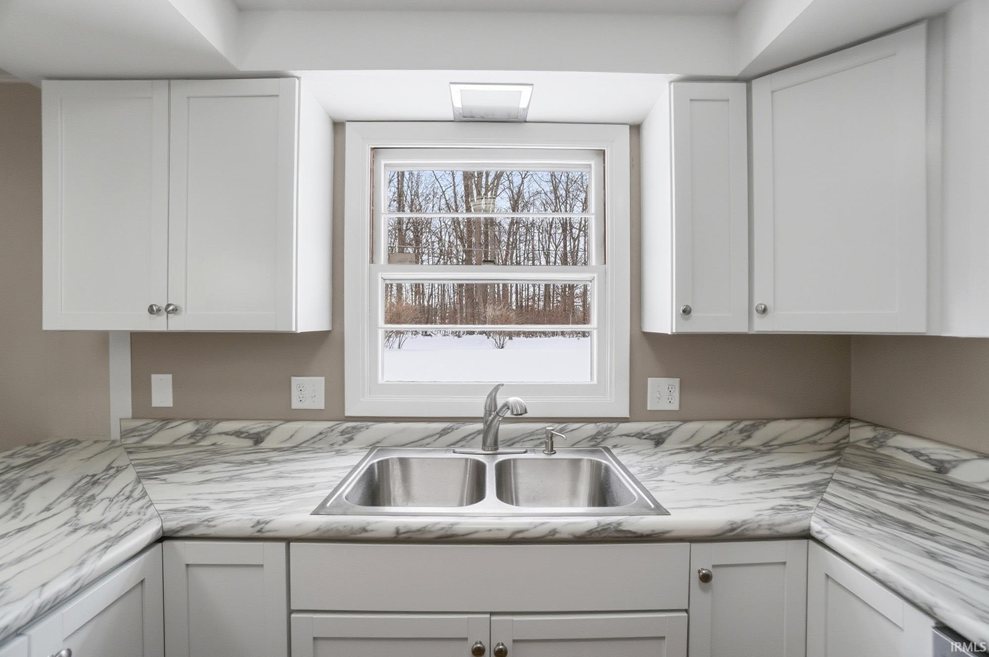 5708 Countess Drive Fort Wayne, IN 46815 - Photo 4 of 36