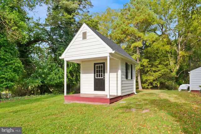 a view of yard with tree s