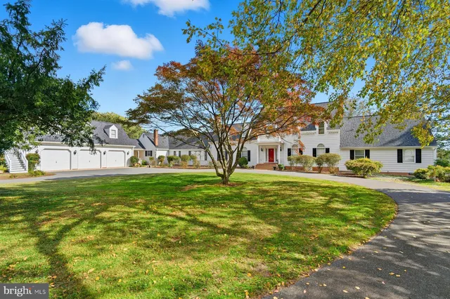 a view of entryway and hall