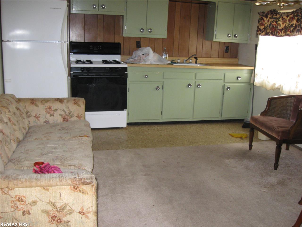 18881 Common Road Roseville, MI 48066 - Photo 8 of 24 31391679-7.JPG