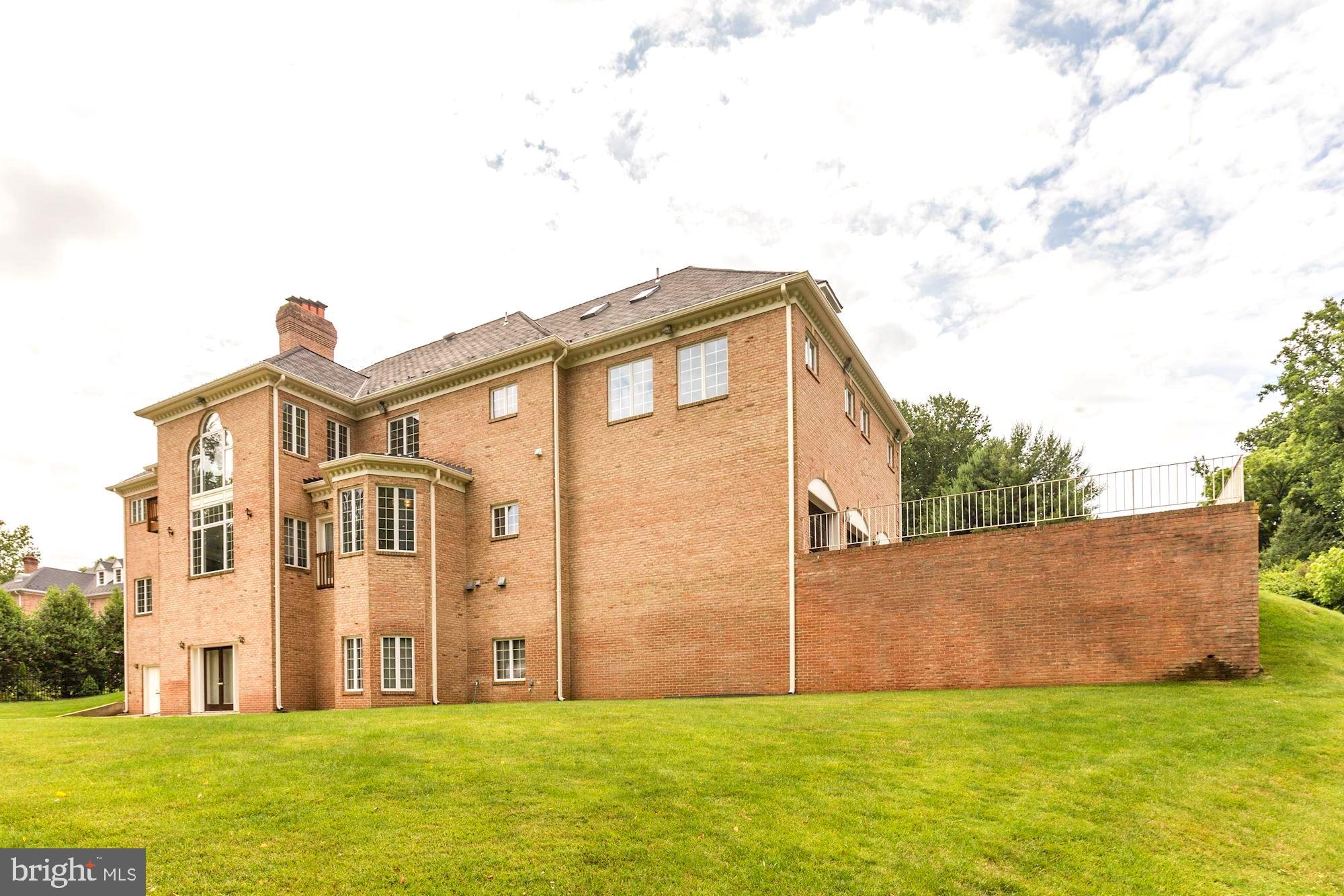 914 Helga Place McLean, VA 22102 - Photo 72 of 72 a front view of building with yard