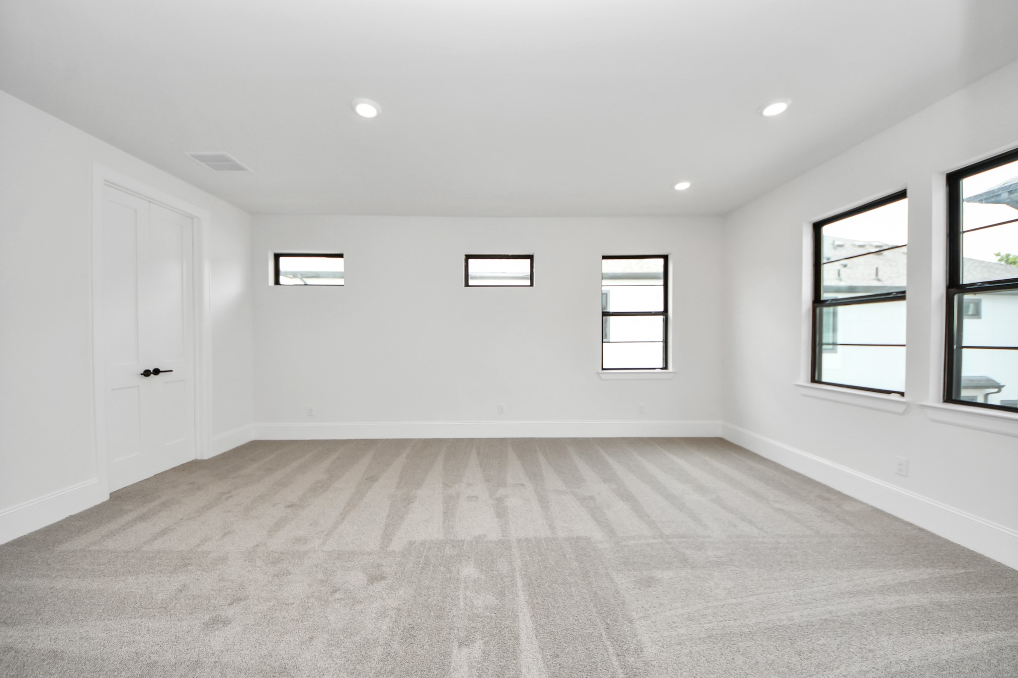 12010 Royal Oaks Banner Way Houston, TX 77082 - Photo 16 of 43 an empty room with windows