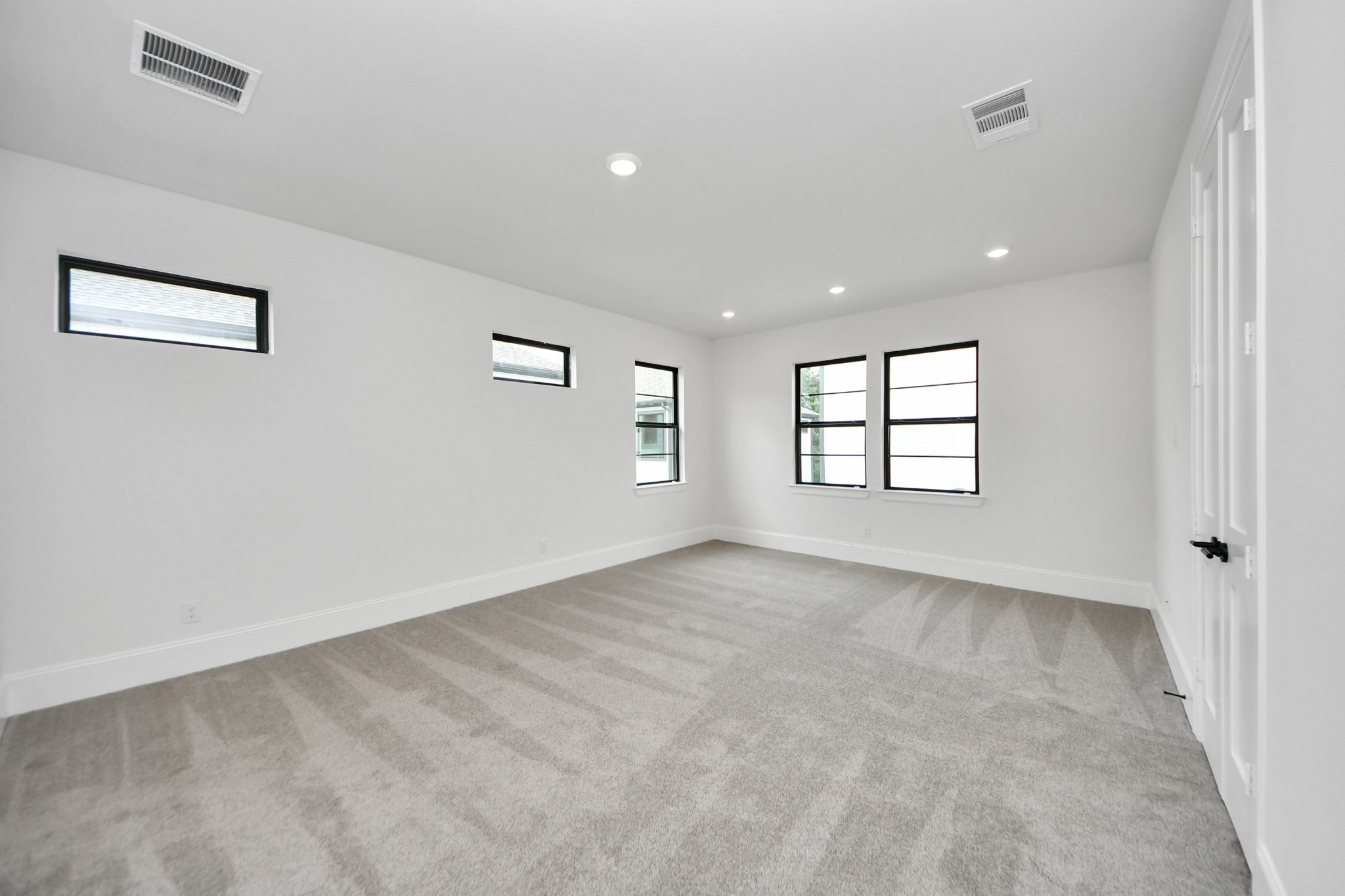 12010 Royal Oaks Banner Way Houston, TX 77082 - Photo 17 of 43 a view of an empty room with a window