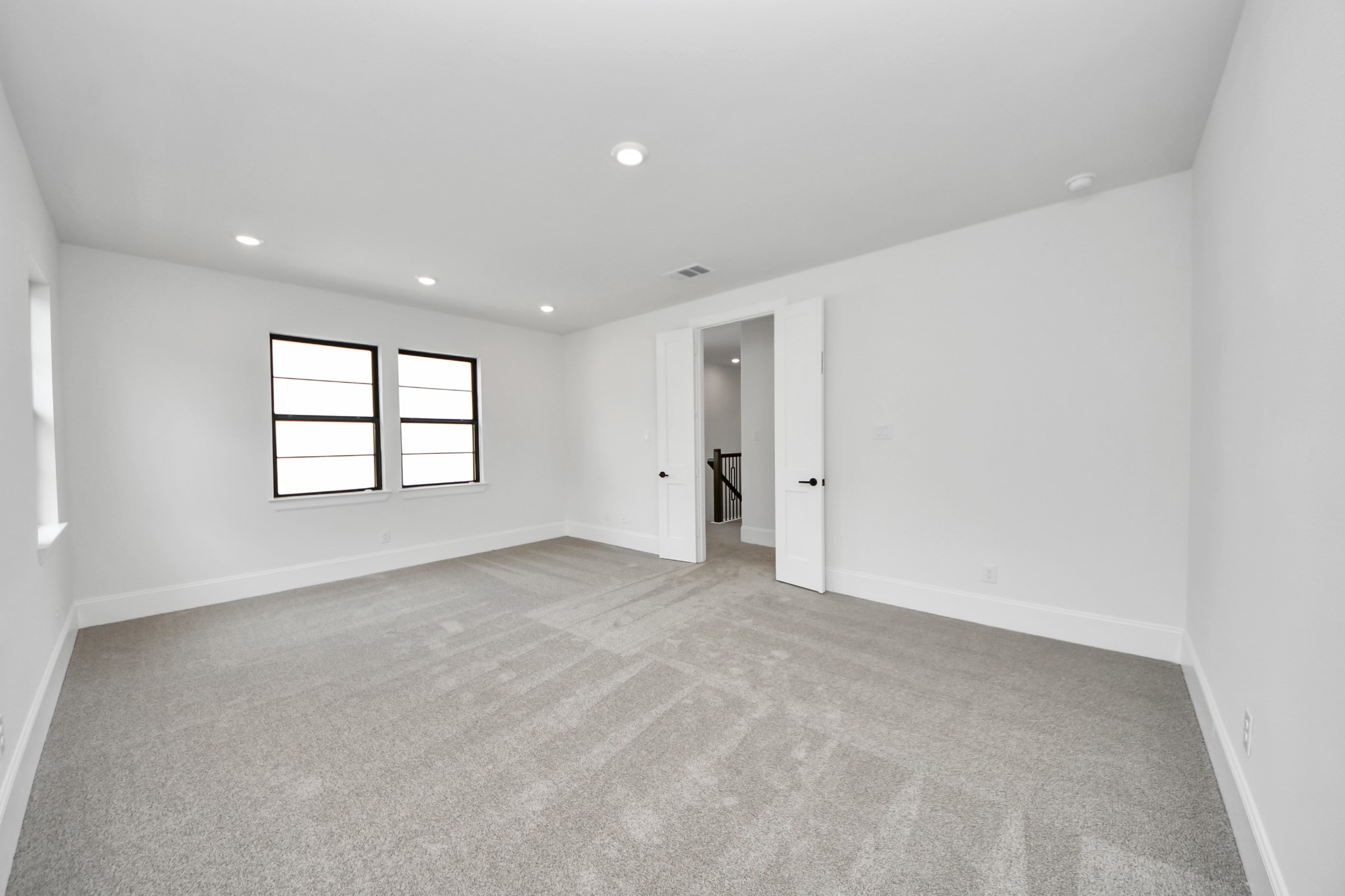 12010 Royal Oaks Banner Way Houston, TX 77082 - Photo 18 of 43 an empty room with windows and closet