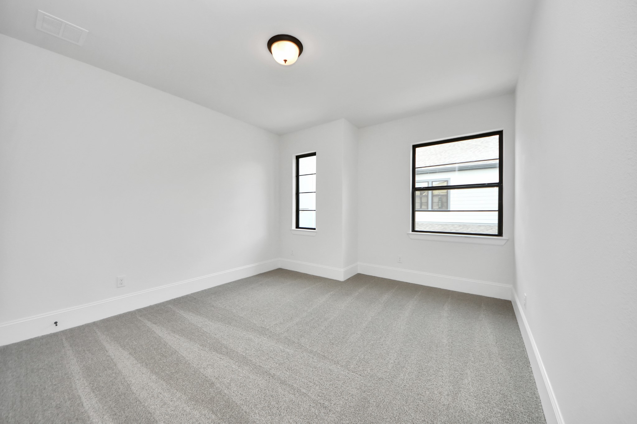 12010 Royal Oaks Banner Way Houston, TX 77082 - Photo 25 of 43 an empty room with windows