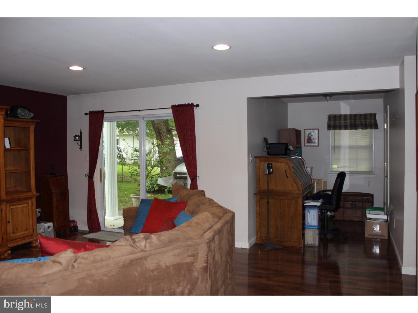 25 Quaker Road Pennsville, NJ 08070 - Photo 11 of 24 Family Room