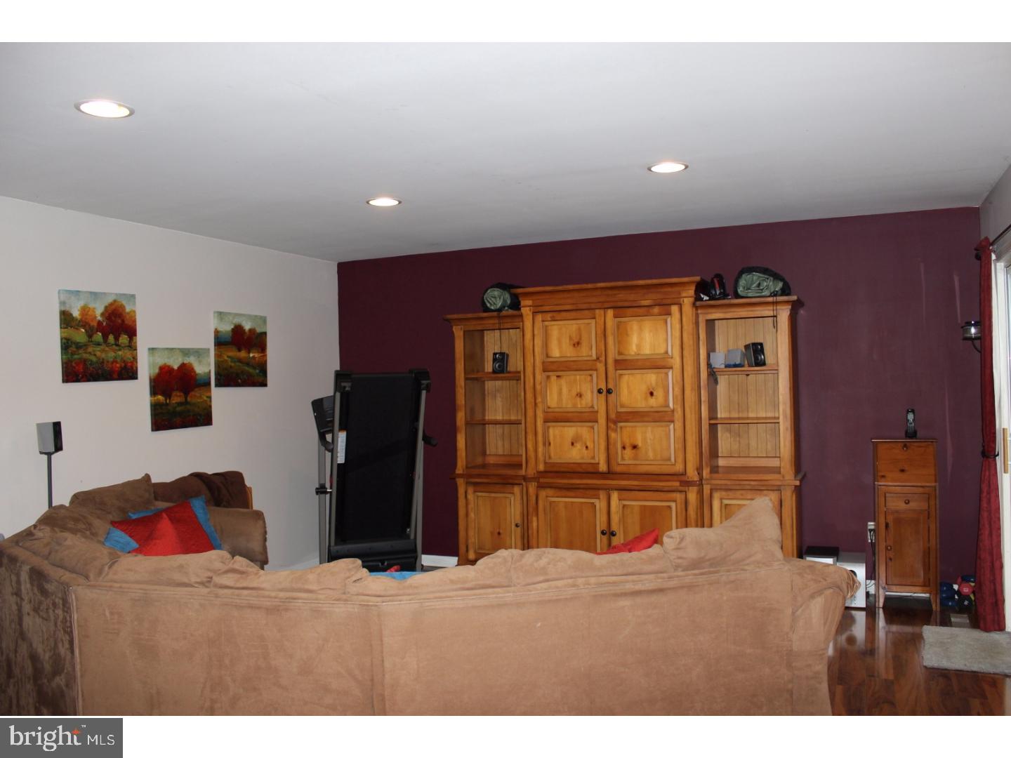 25 Quaker Road Pennsville, NJ 08070 - Photo 10 of 24 Family Room