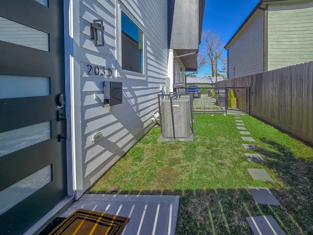 $1,900 | 203 Danna Lane, Unit D, Houston, TX 77009