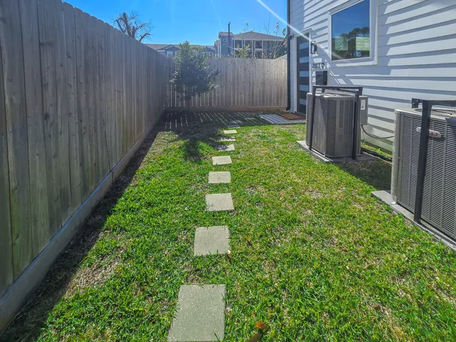 $1,900 | 203 Danna Lane, Unit D, Houston, TX 77009