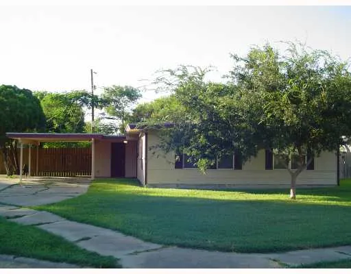 a view of a yard with a house