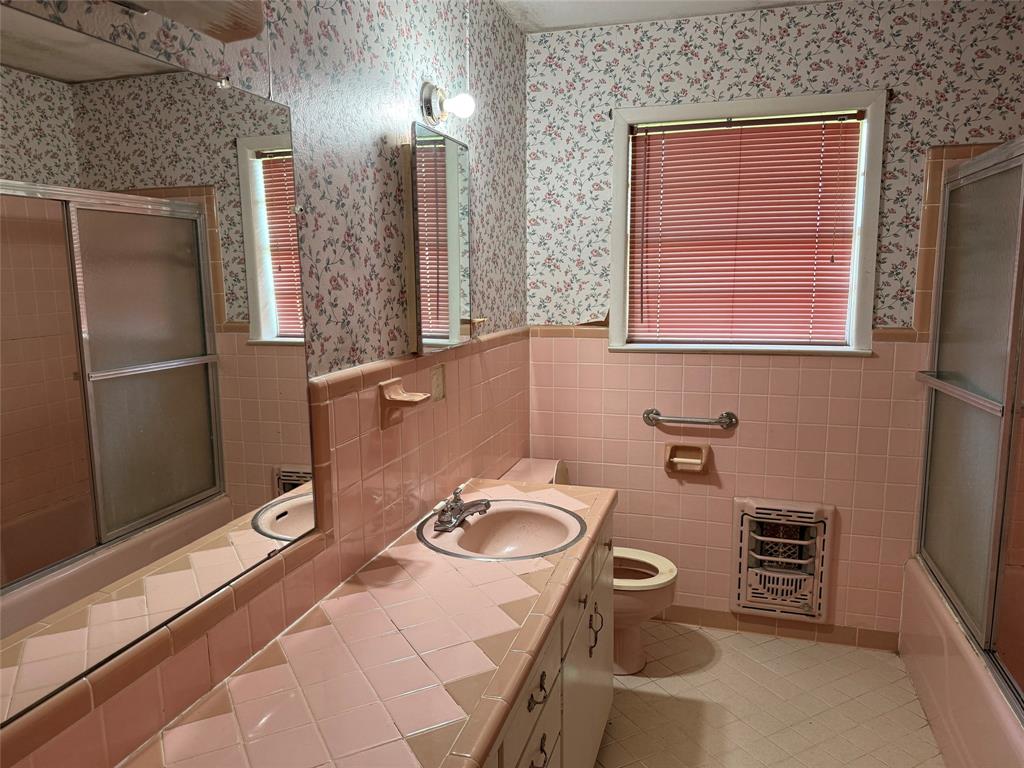 503 County Rd SE 4380 Scroggins, TX 75480 - Photo 18 of 40 a bathroom with a sink a toilet and shower