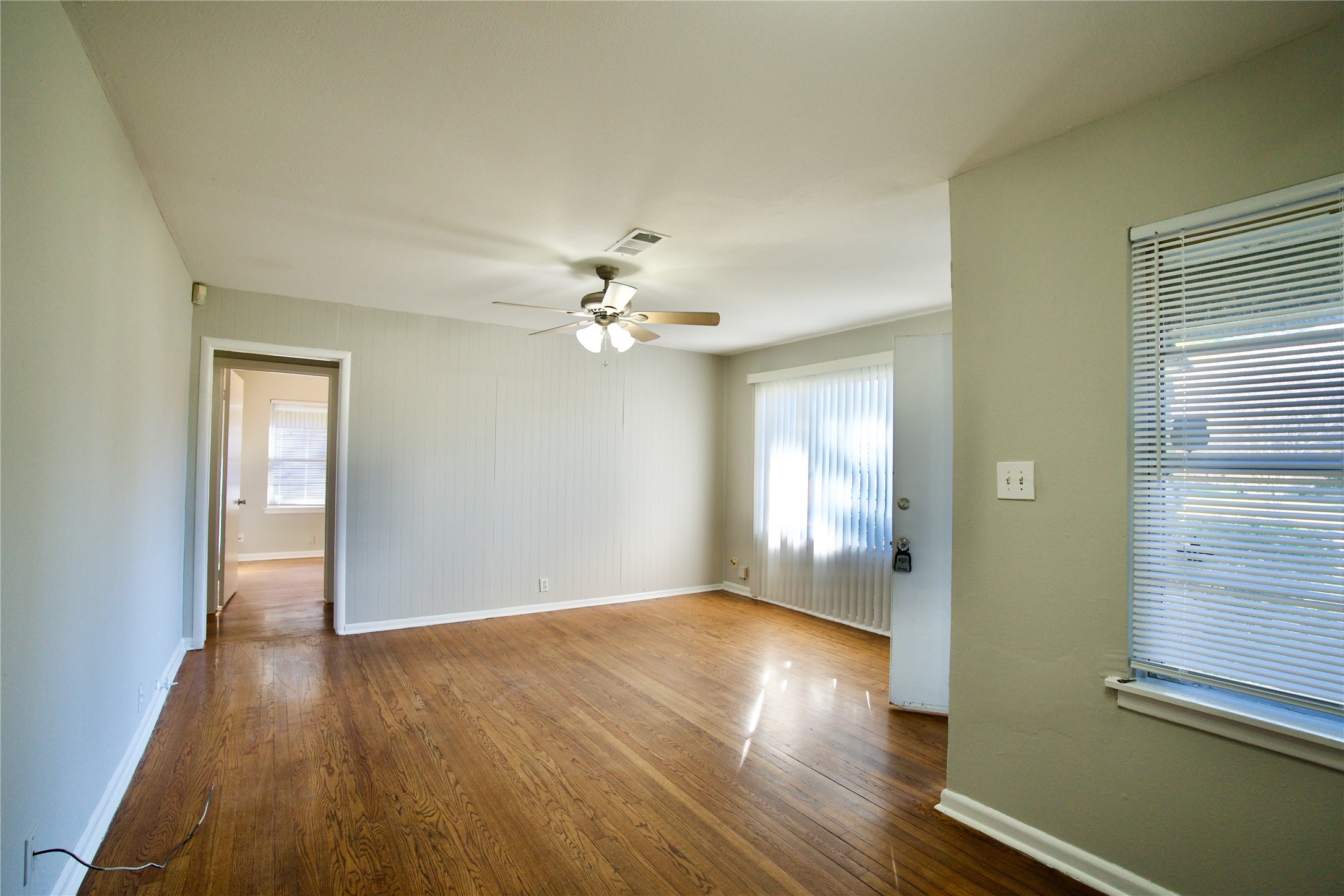 8733 Robindell Drive Houston, TX 77074 - Photo 4 of 10