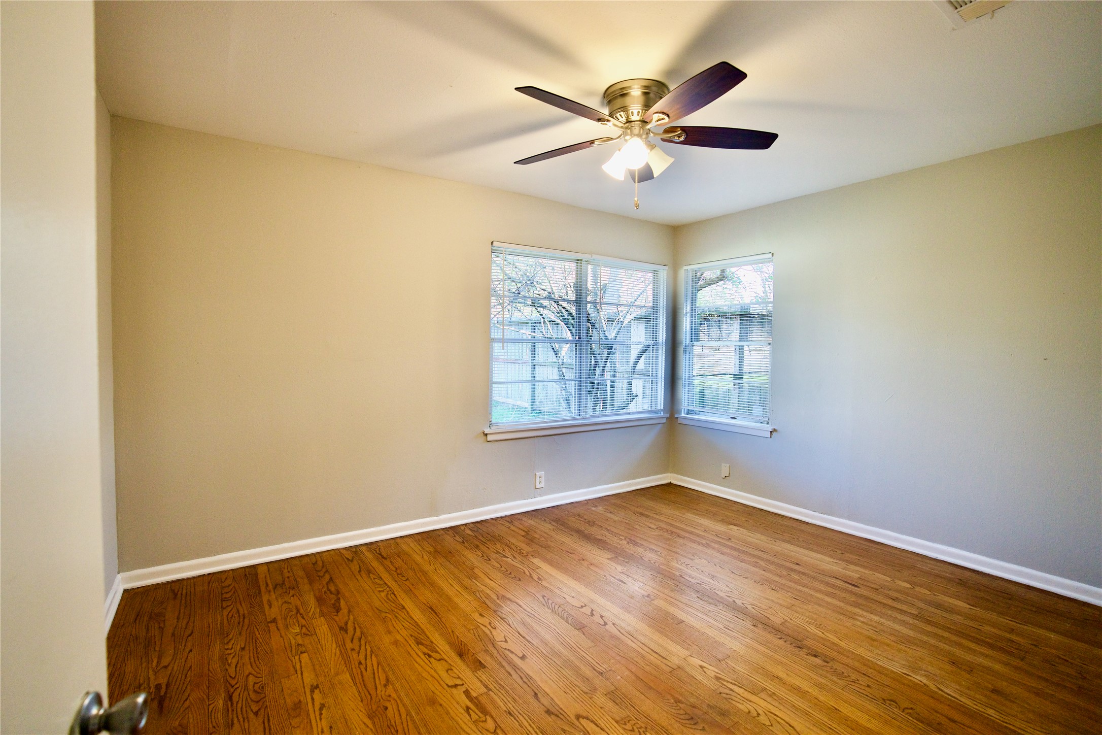 8733 Robindell Drive Houston, TX 77074 - Photo 5 of 10