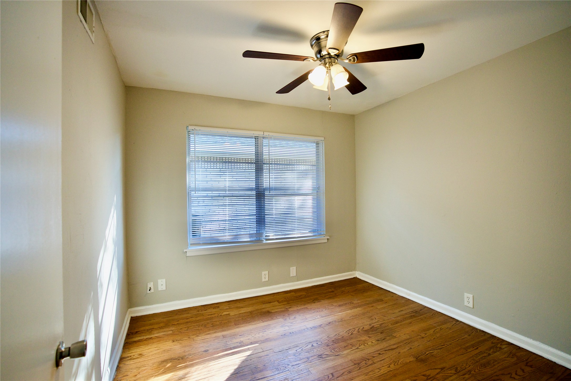 8733 Robindell Drive Houston, TX 77074 - Photo 7 of 10