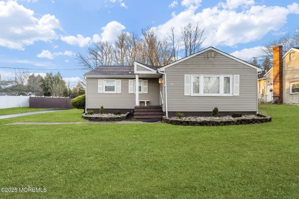 a view of a house with a yard