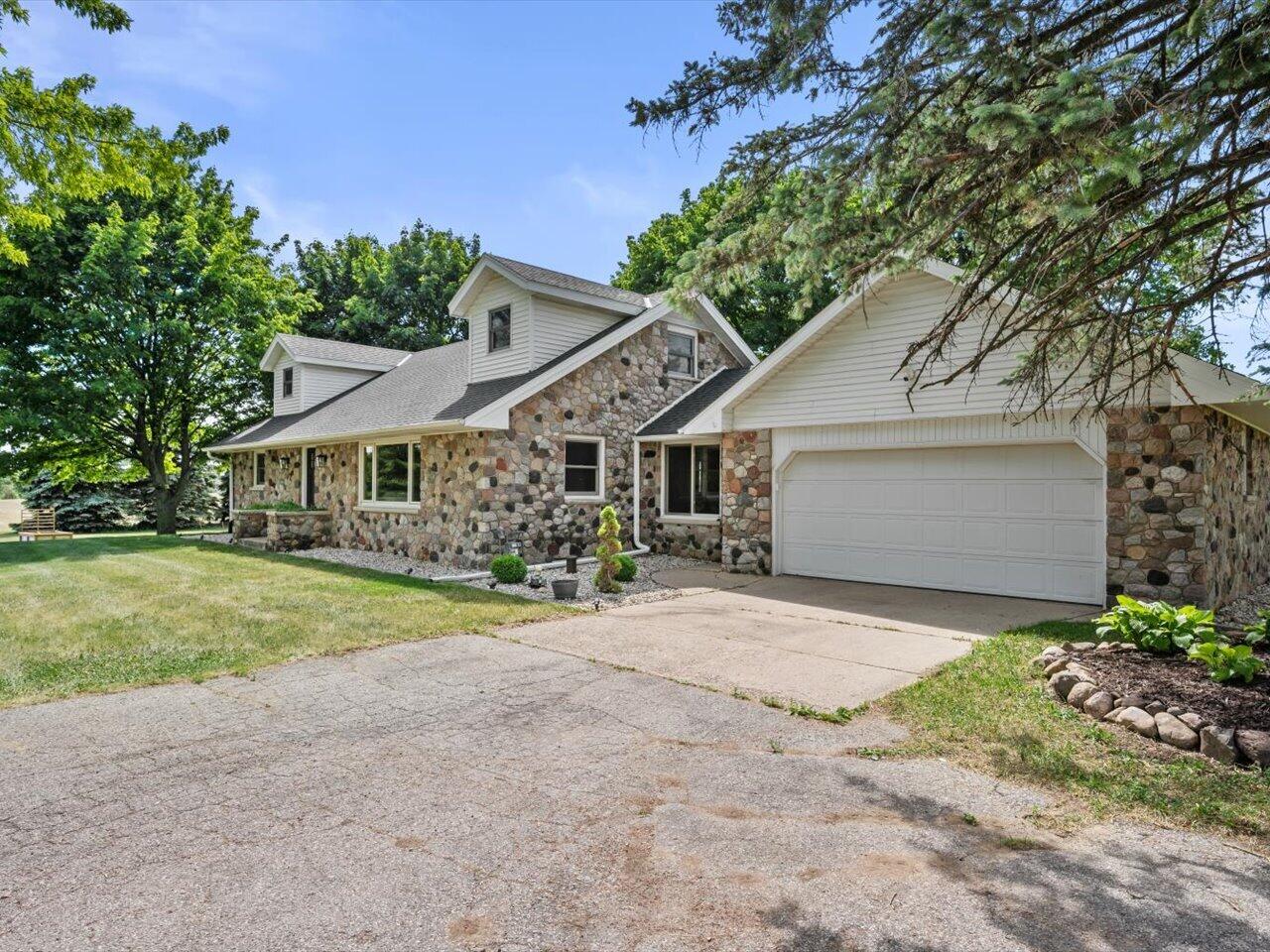 W334-s7837 County Road East Mukwonago, WI 53149 - Photo 2 of 49 2