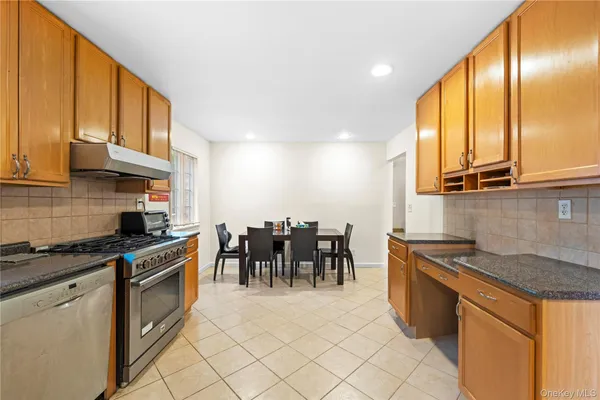 $1,690,000 | 3-35 Cresthaven Lane | Whitestone