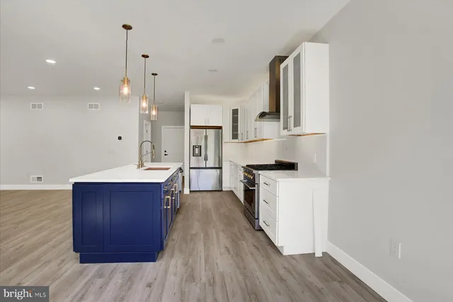 a view of a house with a yard and front area