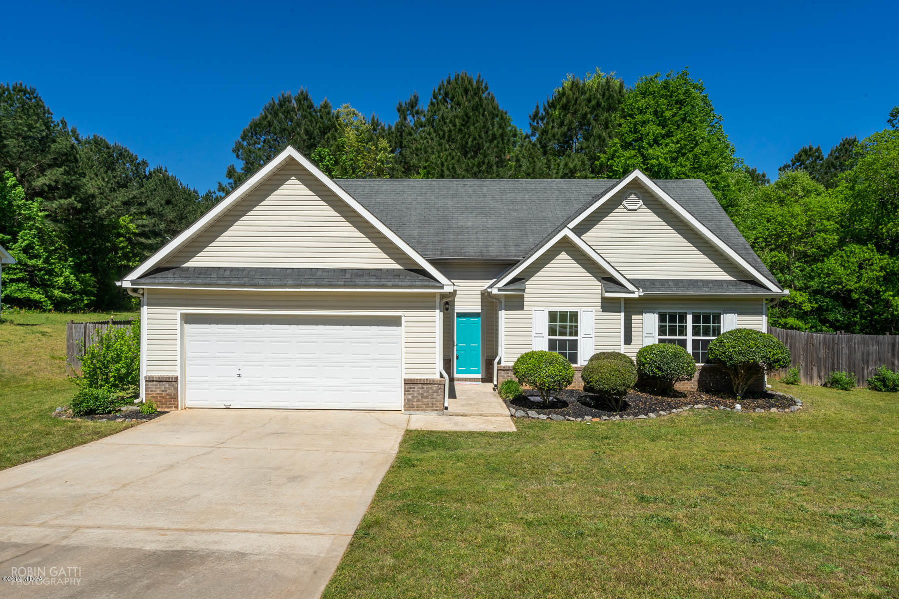 a view of a house with backyard and garden