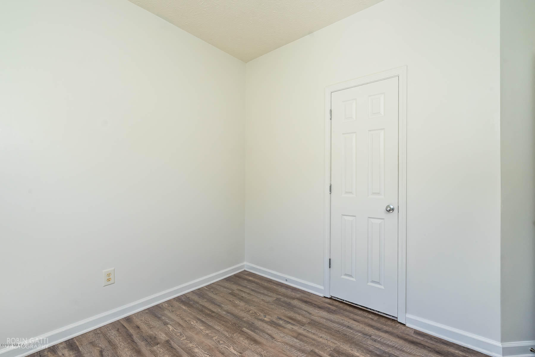 101 Hickory Road Jackson, GA 30233 - Photo 17 of 32 a view of small space with wooden floor