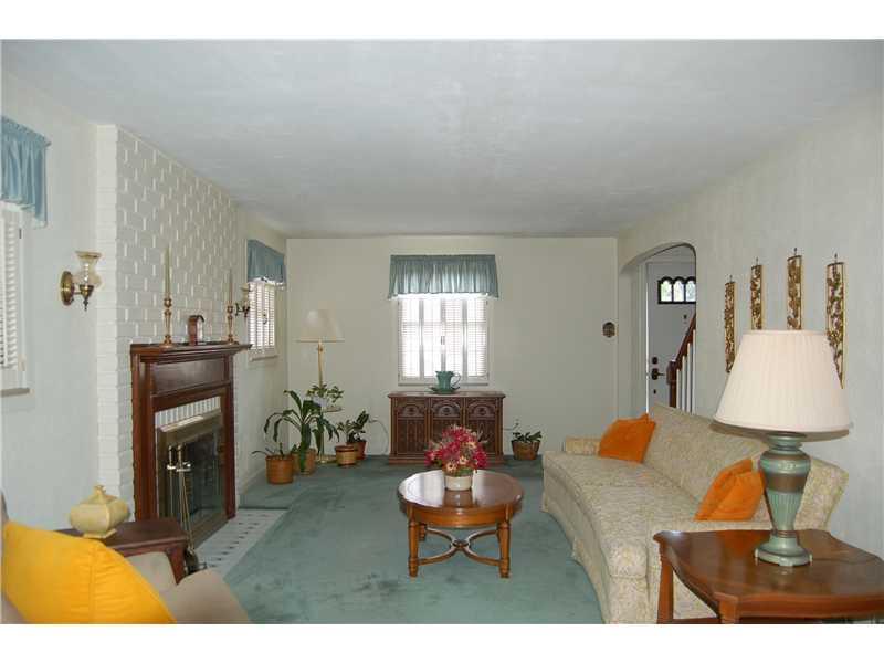 1816 Greentree Road Pittsburgh, PA 15220 - Photo 3 of 25 Living Room.