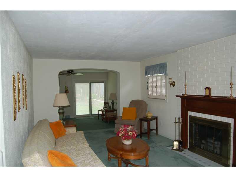 1816 Greentree Road Pittsburgh, PA 15220 - Photo 5 of 25 Living Room.