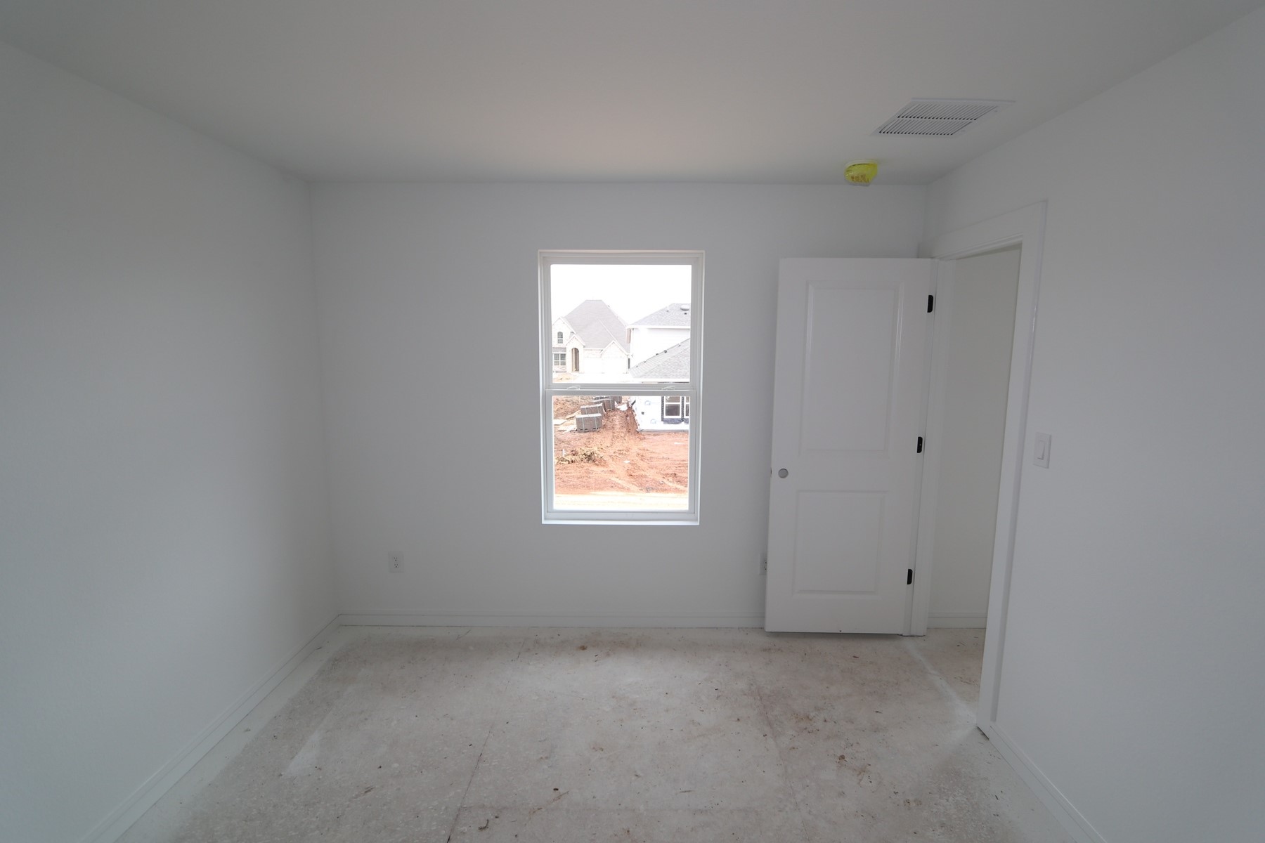 7923 Jade Crest Drive Angleton, TX 77515 - Photo 8 of 29 an empty room with a window