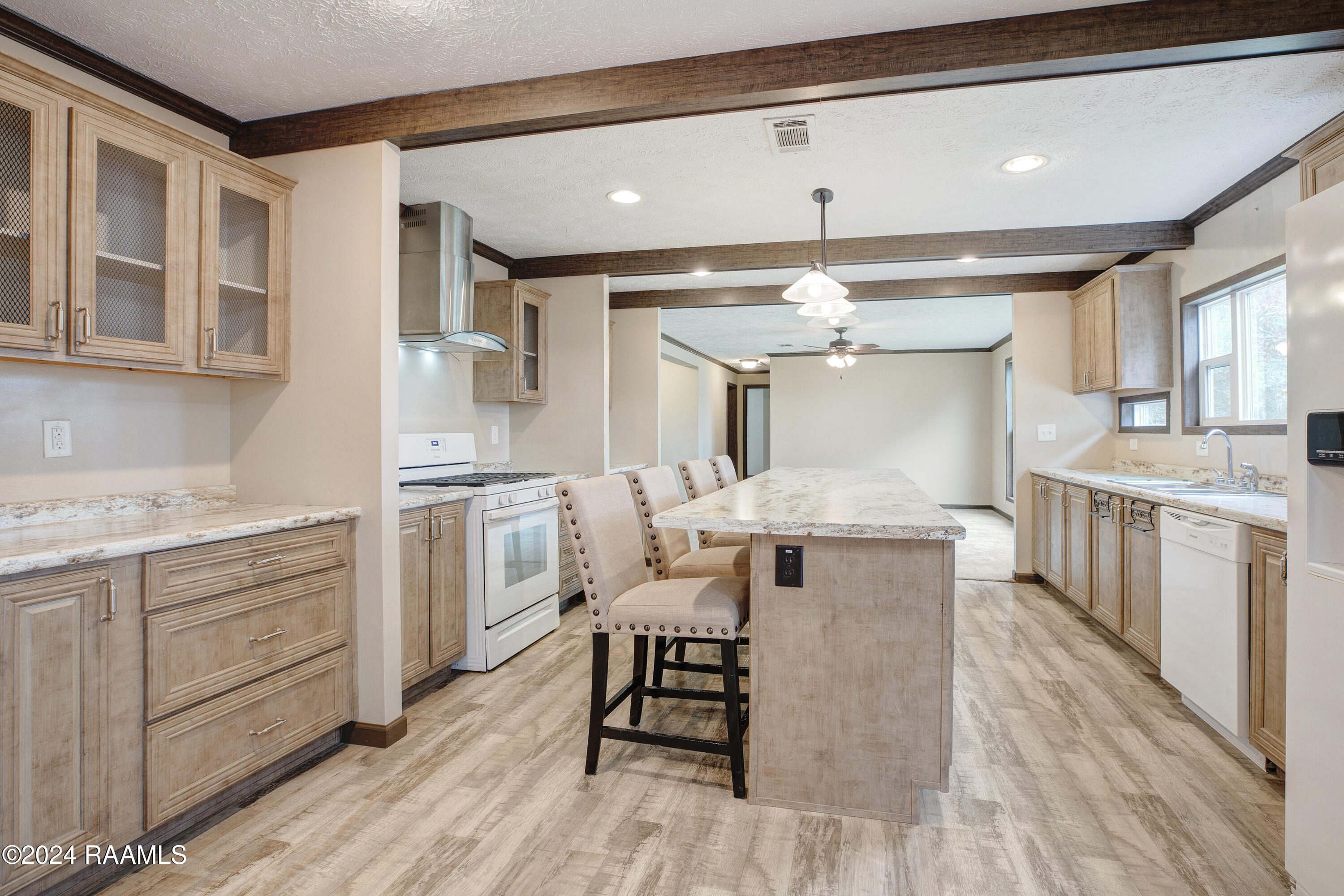 1657 Montgomery Road Opelousas, LA 70570 - Photo 6 of 29 Beamed ceilings