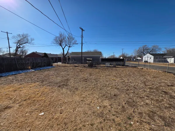 a view of a dry yard