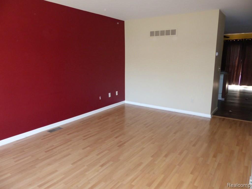 4931 North Crooks Road Royal Oak, MI 48073 - Photo 4 of 23 Living Room