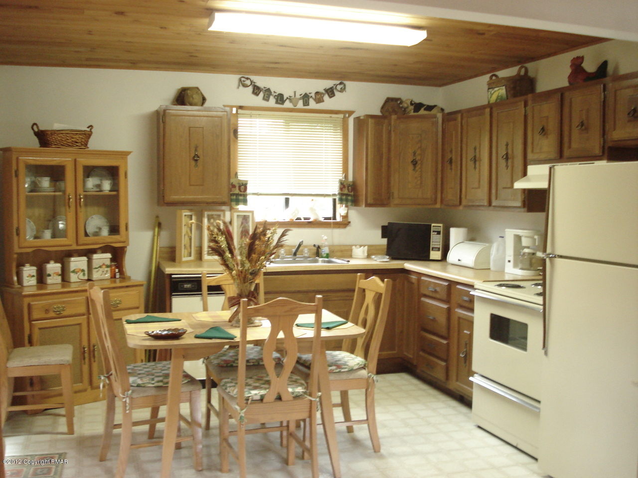 351 Gold Finch Road Bushkill, PA 18324 - Photo 2 of 10 Kitchen
