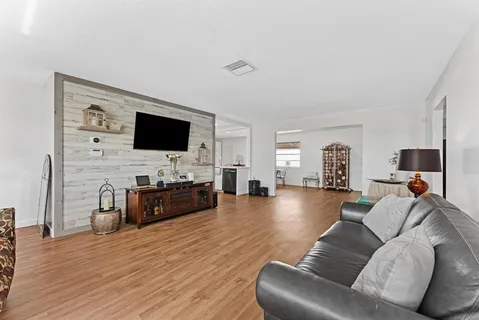 $405,000 | 1001 Southwest 6th Avenue, Boynton Beach, FL 33426