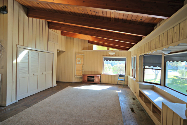 11814 Maple Avenue Hebron, IL 60034 - Photo 9 of 20 a view of a livingroom with furniture and floor to ceiling window
