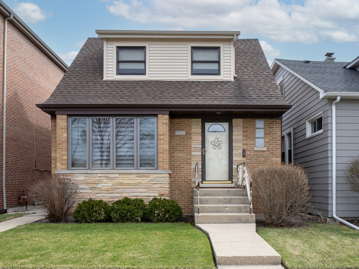 5353 North Nottingham Avenue Chicago, IL 60656 - Photo 1 of 20 a front view of a house with garden