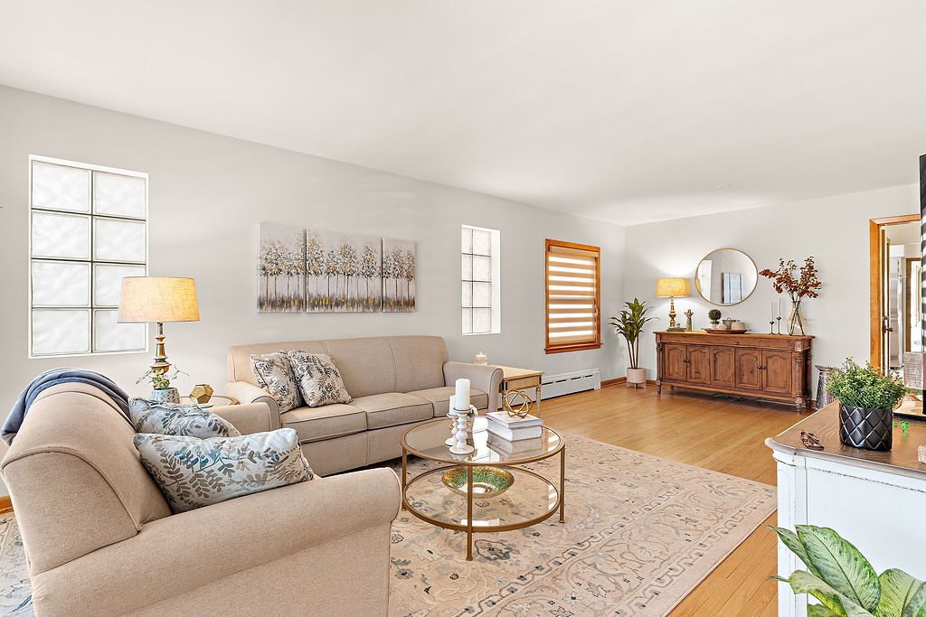 5353 North Nottingham Avenue Chicago, IL 60656 - Photo 2 of 20 a living room with furniture and a couch