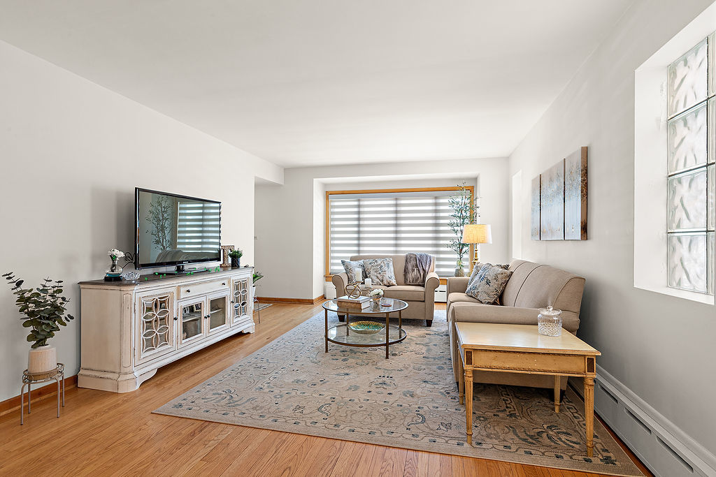 5353 North Nottingham Avenue Chicago, IL 60656 - Photo 3 of 20 a living room with furniture and a flat screen tv