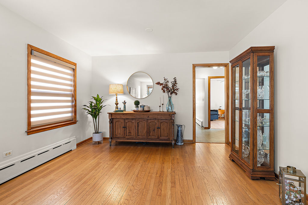 5353 North Nottingham Avenue Chicago, IL 60656 - Photo 4 of 20 a living room with furniture and a wooden floor