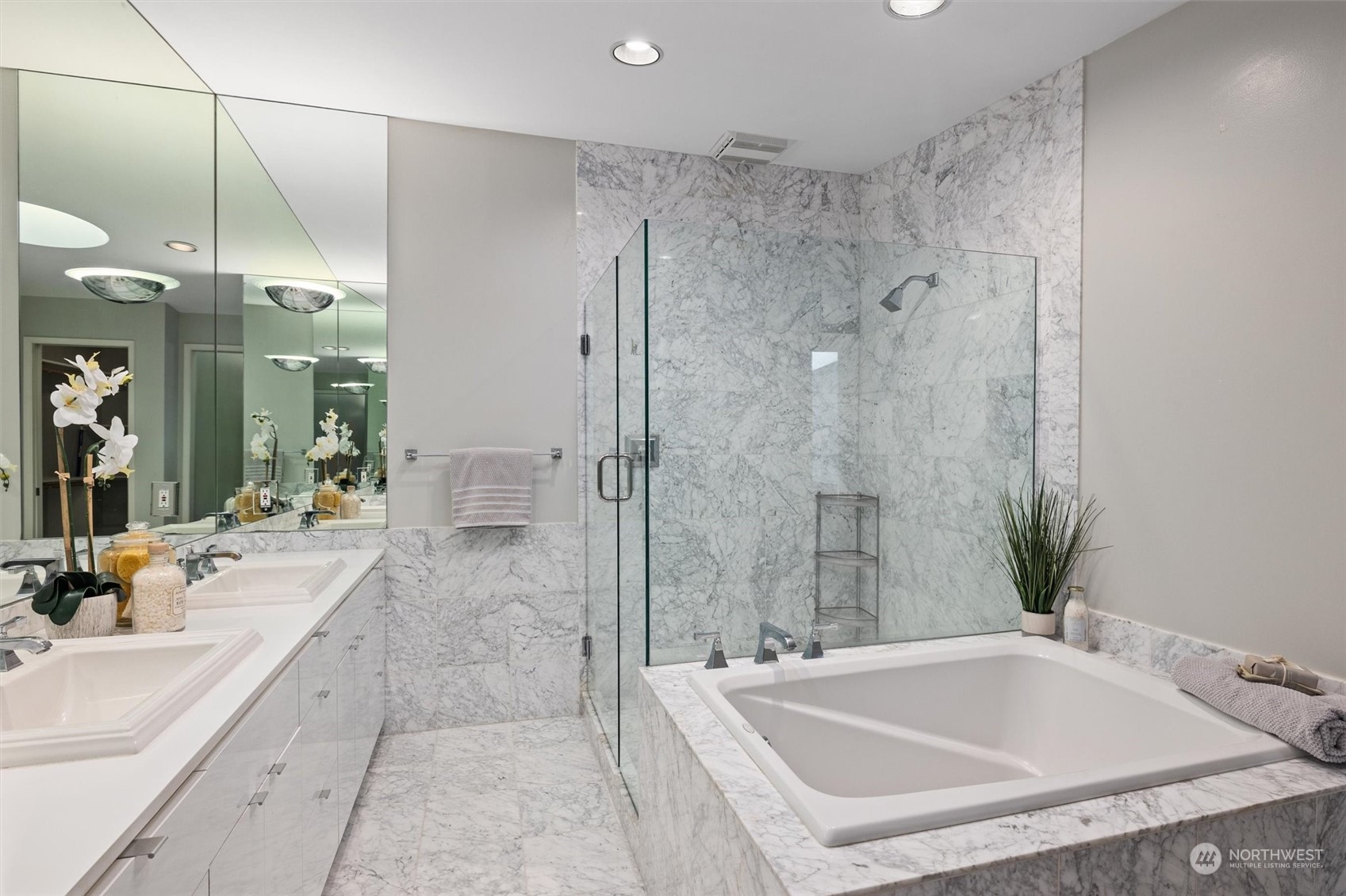 3 Lindley Road Mercer Island, WA 98040 - Photo 20 of 37 a bathroom with a tub a sink and a large mirror