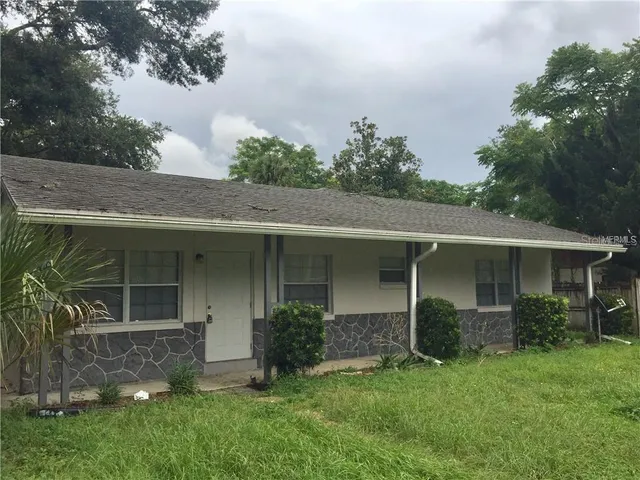 a view of a house with a yard and plants