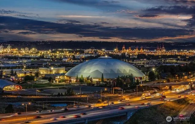 a view of a water fountain and front of a house