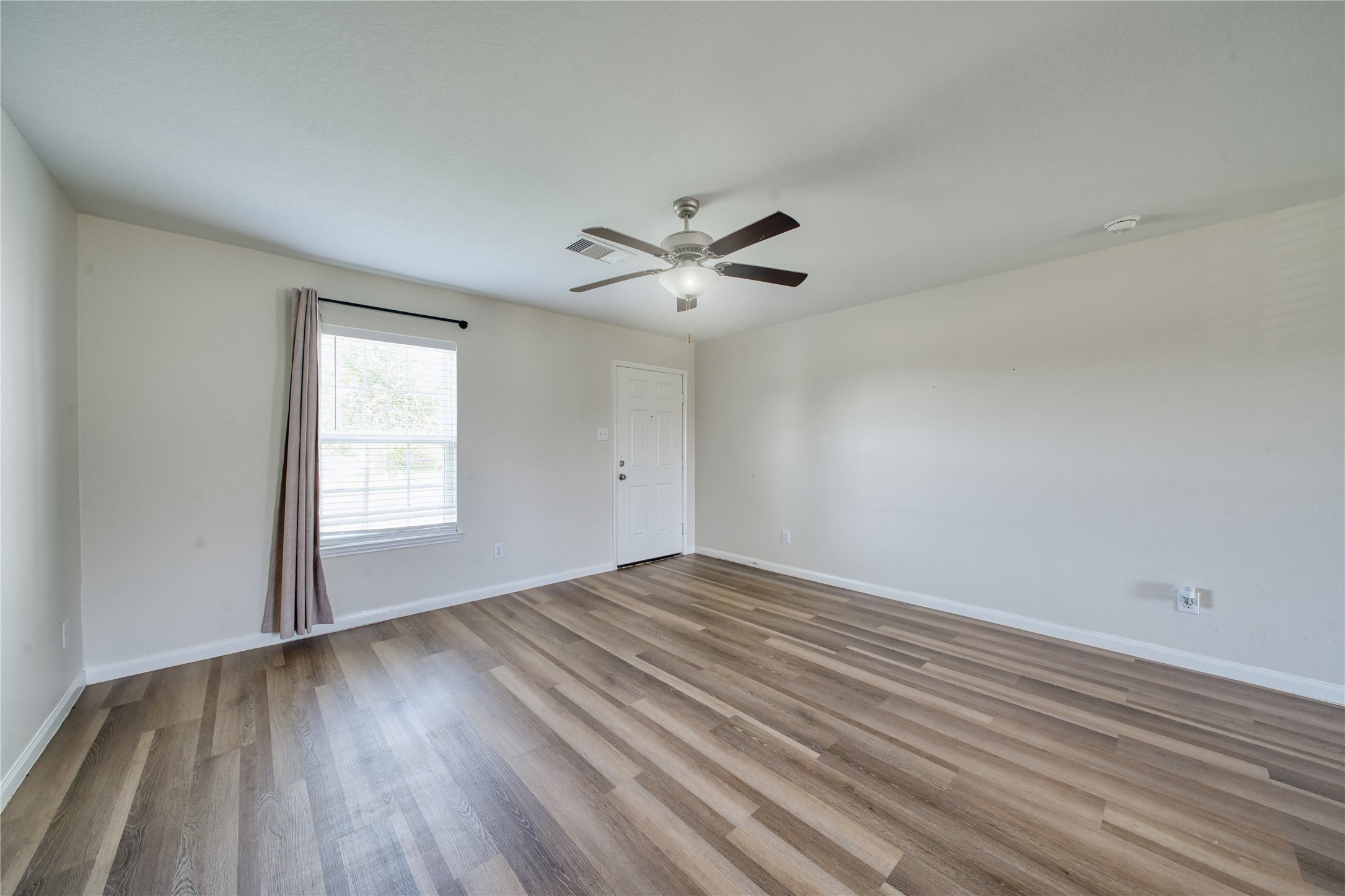 5735 Rainbow Rd. Cove, TX 77523 - Photo 5 of 22 Living Room