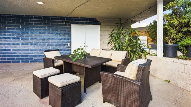 a view of a swimming pool with seating space