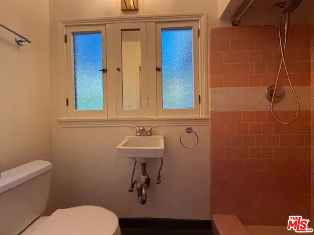 $5,500 | 208 South Westmoreland Avenue, Los Angeles, CA 90004