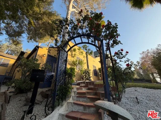 $5,500 | 208 South Westmoreland Avenue, Los Angeles, CA 90004