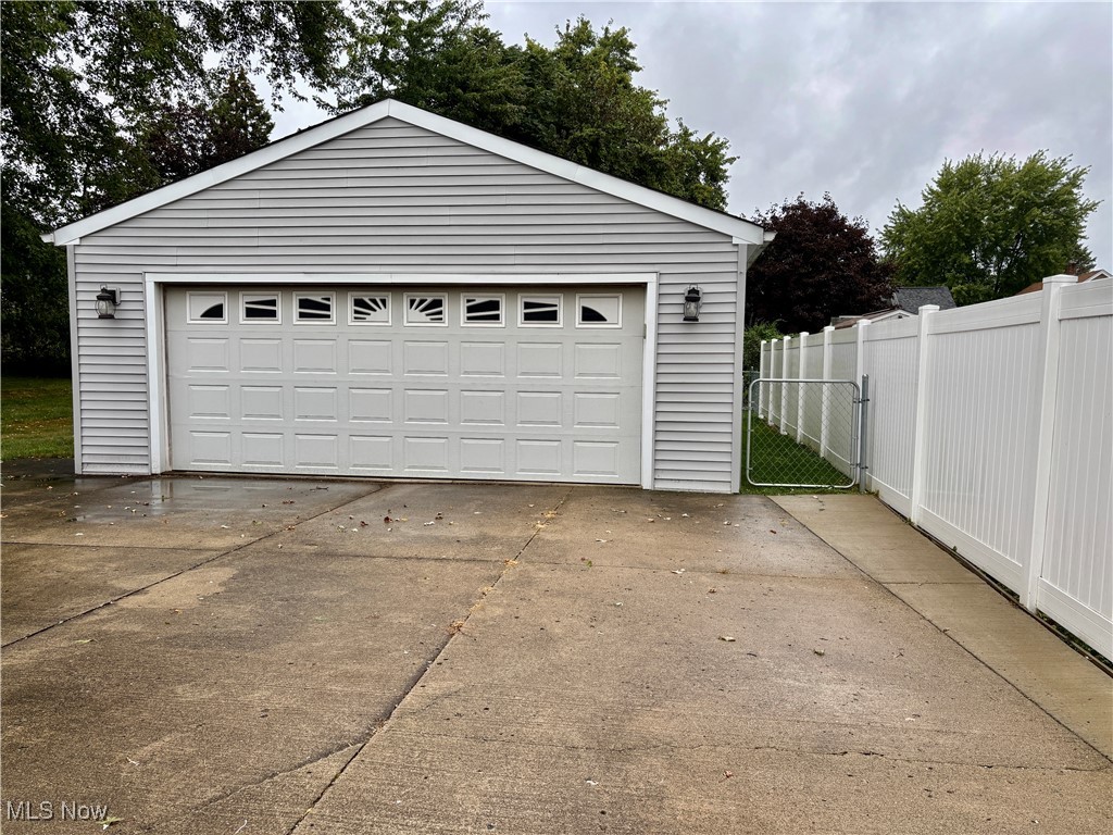 521 6th Street Struthers, OH 44471 - Photo 3 of 27 2 car garage