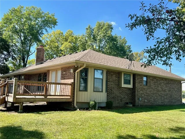 $385,000 | 27511 East Blue Mills Road, Sibley, MO 64088