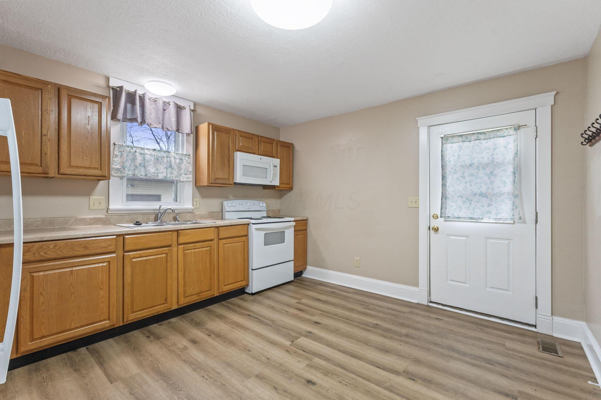 1414 Cedar Hill Road Lancaster, OH 43130 - Photo 9 of 36 Kitchen